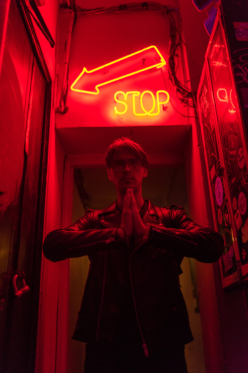 chico debajo de una señal de stop