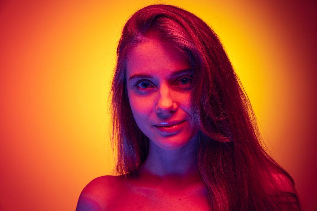 mujer sonriendo tras bioneuroemocion sesion sesion bioneuroemocion