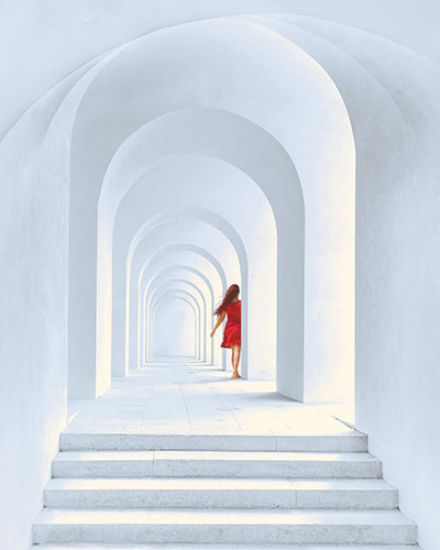 pasillo blanco con escaleras y chica que encuentra salida terapeuta biodescodificacion
