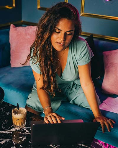 chica en habitacion con ordenador descubre que se hace en sesion biodescodificacion