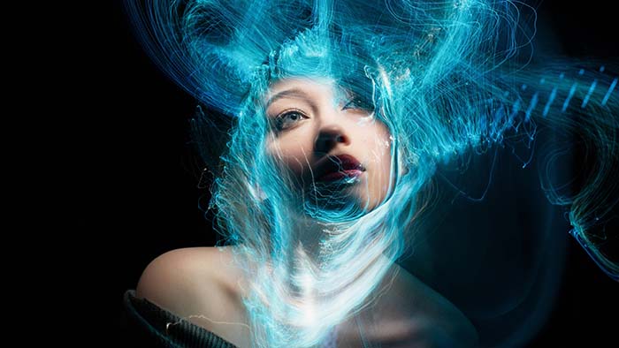 mujer con haz de neon resuelve conflictos con ayuda terapeuta biodescodificacion