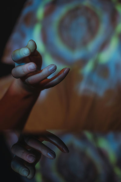 torso de mujer iluminado que consigue profundizar emociones con biodescodificacion