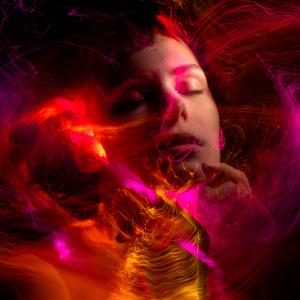 Mujer teniendo un momento transcendental técnicas de autoconocimiento para orientación vocacional