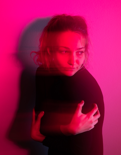 mujer abrazandose descodificacion biologica en el higado