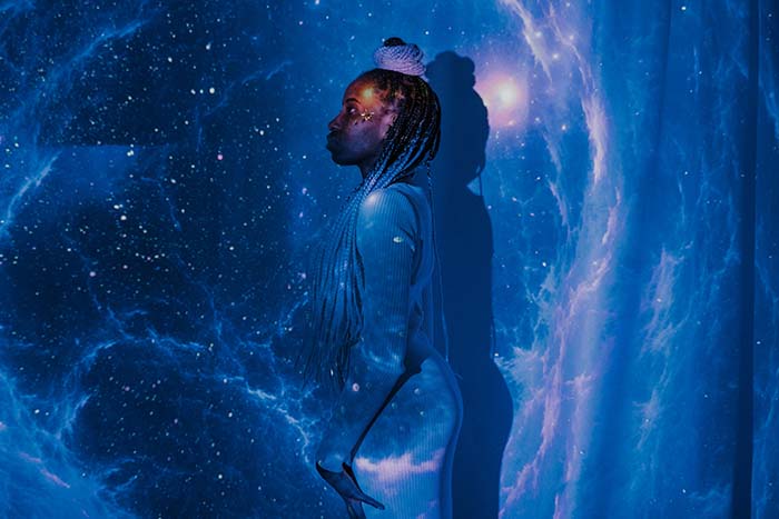 chica sobre pared iluminacion artistica galaxia aplica tecnicas para conocerse a una misma