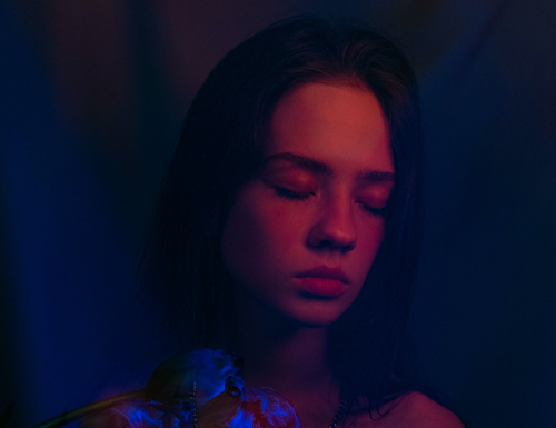 Mujer intranquila y triste la diabetes segun la biodescodificacion