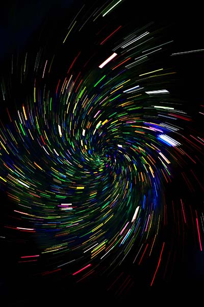 luces de neon sobre fondo oscuro representan bucle emocional en fibromialgia