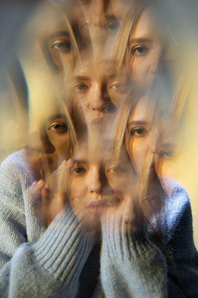 efecto optico distorsionado sobre rostro de mujer descodificacion fibromialgia significado