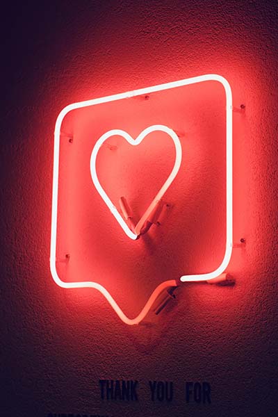 cartel de neon con corazon contiene emociones y bruxismo biodescodificacion