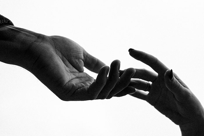 foto blanco y negro con manos que se tocan representa herencia fibromialgia significado
