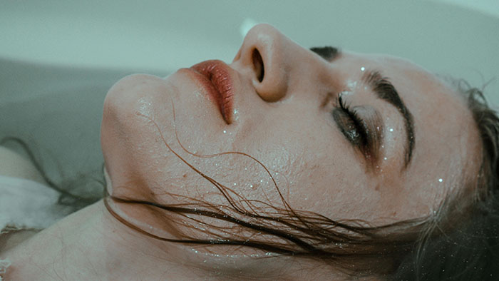 mujer en una bañera con dolor que significa fibromialgia biodescodificacion