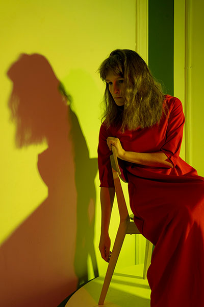 mujer sentada silla fondo amarillo diabetes biodecodificacion