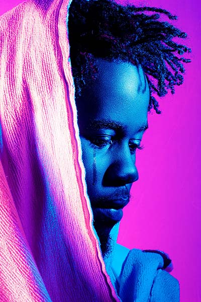 hombre con sudadera de neon triste busca significado bruxismo biodescodificacion