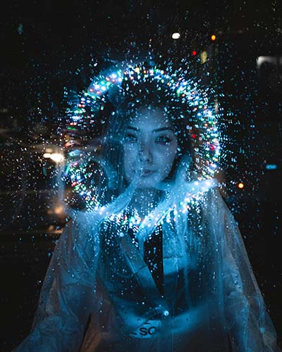 circulo de neon sobre rostro de mujer representa soltar lo que duele en fibromialgia