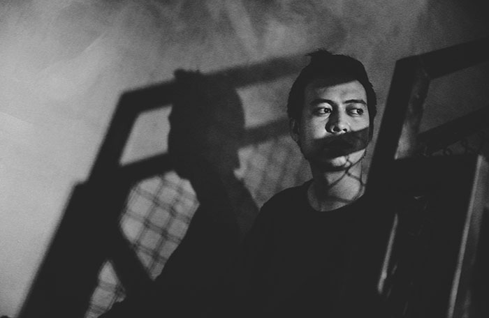 hombre con sombra red de futbol en la boca oculta biodescodificacion gripe