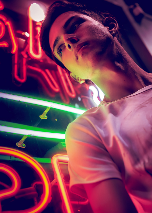 chico desde abajo camiseta blanco con neones biodecodificacion gripe