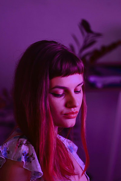 chica luz morada que busca como tratar resfrio biodescodificacion