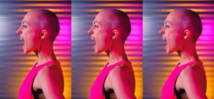 mujer a punto de estornudar por su resfirado biodescodificacion