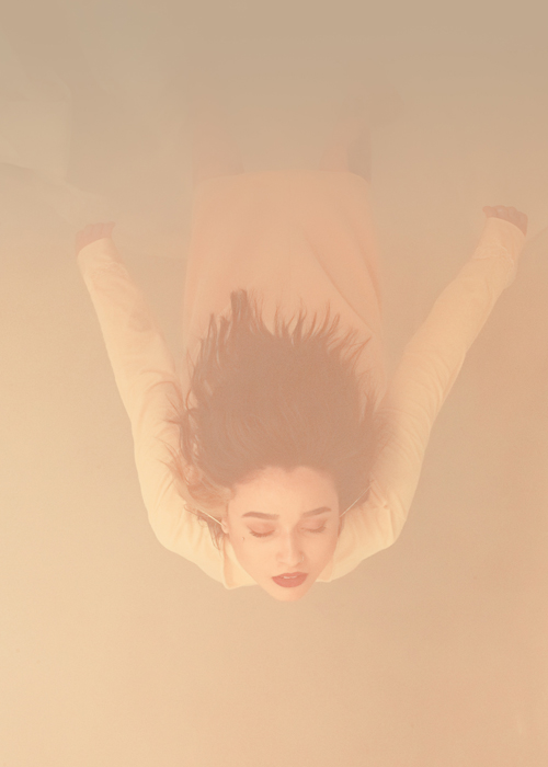 chica volando estrenimiento en biodescodificacion