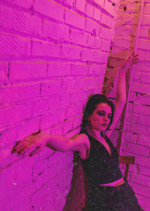 chica con dolor de espalda baja biodescodificacion