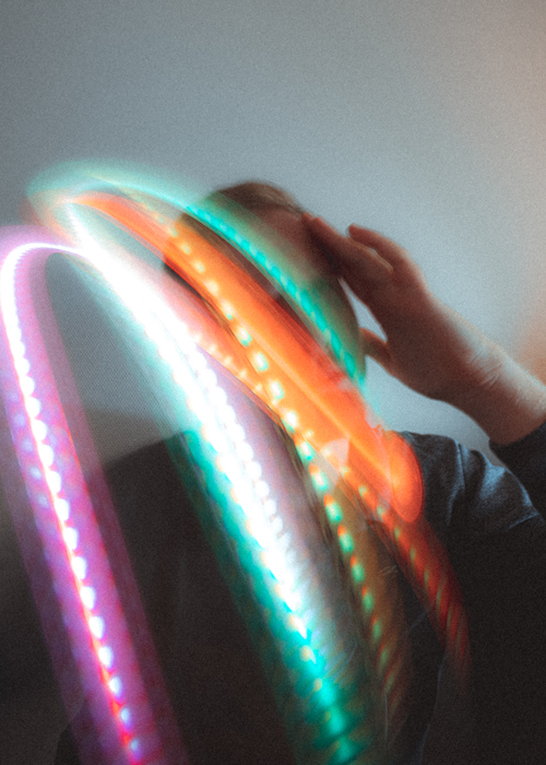 chico con la mano en la cabeza migrana lado derecho biodescodificacion