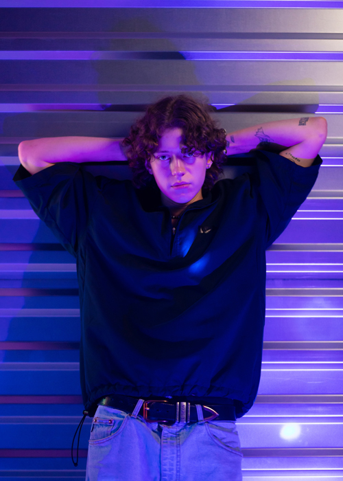 chico que apoyado a la pared migrana en biodescodificacion