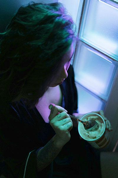 chica en el suelo de la cocina comer helado calma el dolor significado emocional