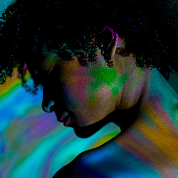 hombre resuelve problemas espalda con biodescodificacion