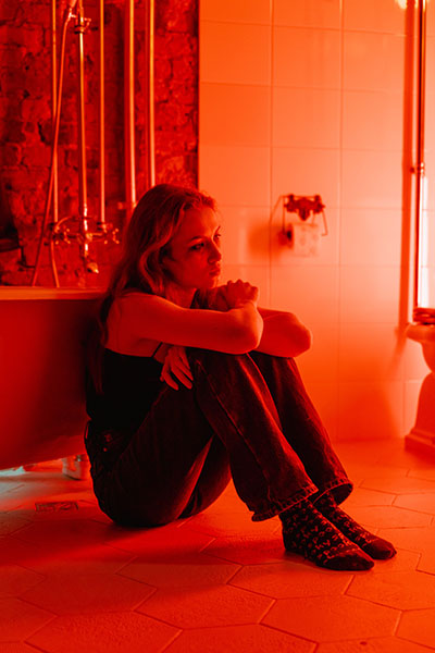 chica preocupada por colon irritable y biodescodificacion