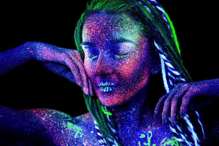 chica tocandose la piel vitiligo emociones