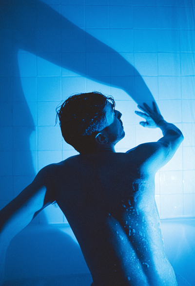 hombre por la espalda luz azul causa emocional del vitiligo en biodescodificacion