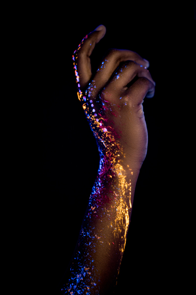 mano con purpurina del vitiligo causas emocionales