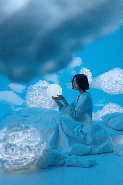 mujer nubes azul biodescodificacion gases intestinales