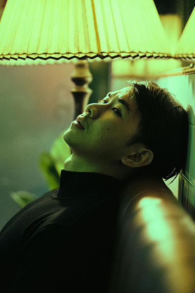 cuarto con luz tenue sobre hombre en sofa que va biodescodificacion cistitis