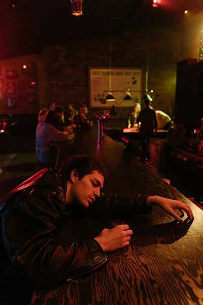 foto en un bar con chico alcoholico biodescodificacion alcoholismo