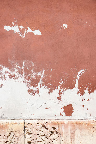 pared desgastada de colores marron y blanco en biodescodificacion cancer de colon