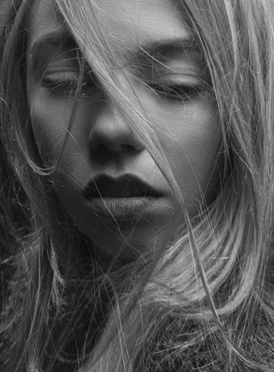 foto blanco y negro de chica que acude a biodescodificacion cancer