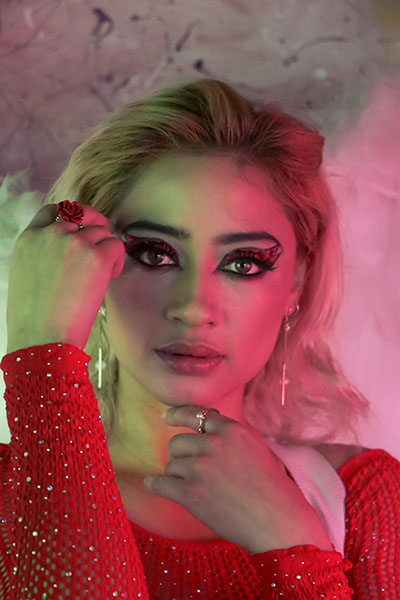 Luz tenue ilumina a mujer que se siente bien tras resolver sus problemas en vejiga biodescodificacion