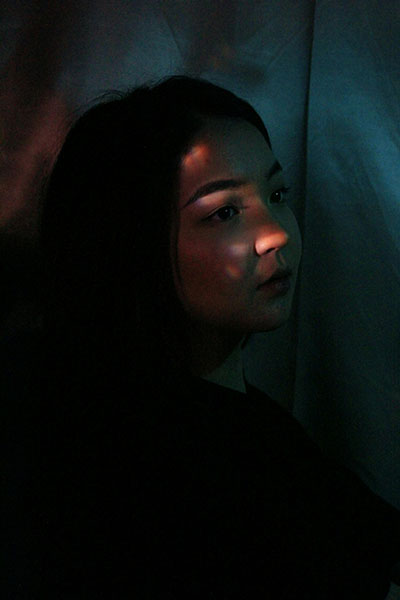 foto oscura sobre chica que siente las emociones y el cancer