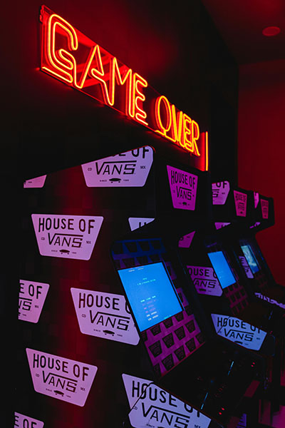 maquinas tragaperras neon con cartel game over representa la ludopatia biodescodificacion