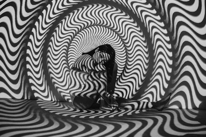 bucle blanco y negro proyectado en una chica biodescodificacion de las adicciones