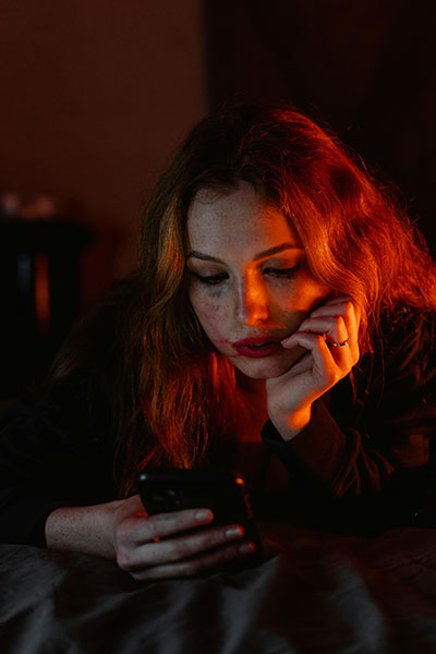 chica triste con el movil busca estrategias para manejo de las emociones en adicciones