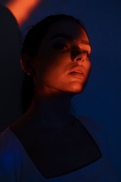 mujer reflejada con luz tenue que tiene conflicto emocional segun biodescodificacion