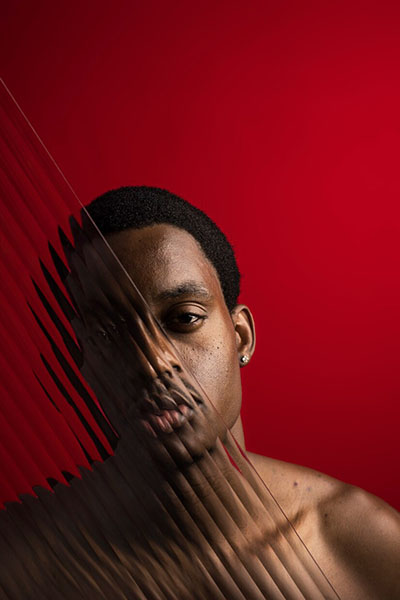 hombre tras mampara traslucida descubre que ocurre durante el autoconocimiento