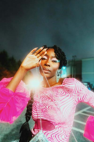 mujer vestida elegante sube autoestima con autoconocimiento