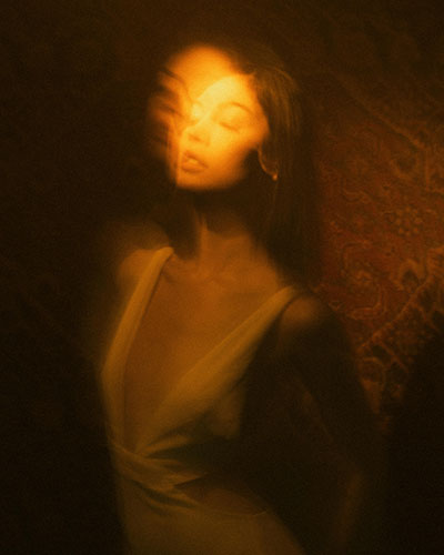 luz amarilla sobre rostro de mujer con ojos cerrados biodescodificacion bronquitis