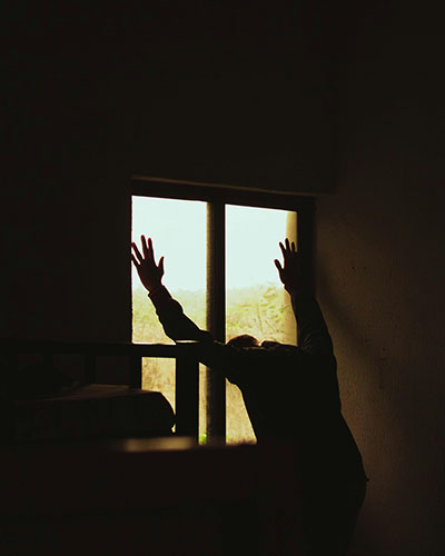 hombre cansado apoyado en una pared biodescodificacion para entender la ansiedad y el panico