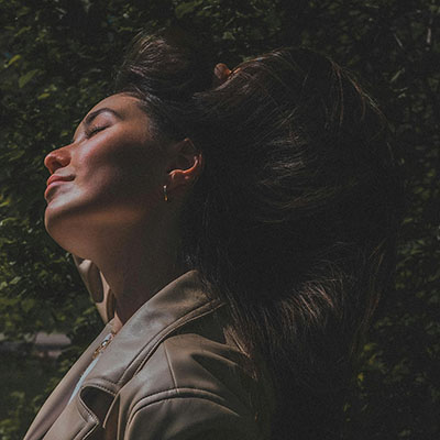 mujer se siente en calma tras aplicar biodescodificacion respiracion