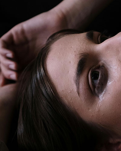 mujer llorando con luz tenue broncoespasmo causas emocionales