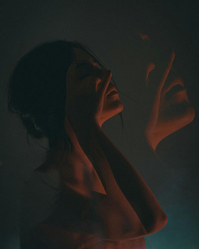 luz oscura sobre mujer con estres bronquitis biodescodificacion